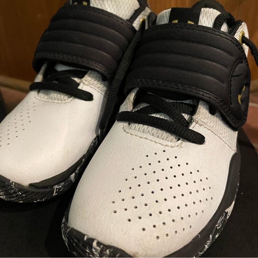 Boys basketball shoes size 13